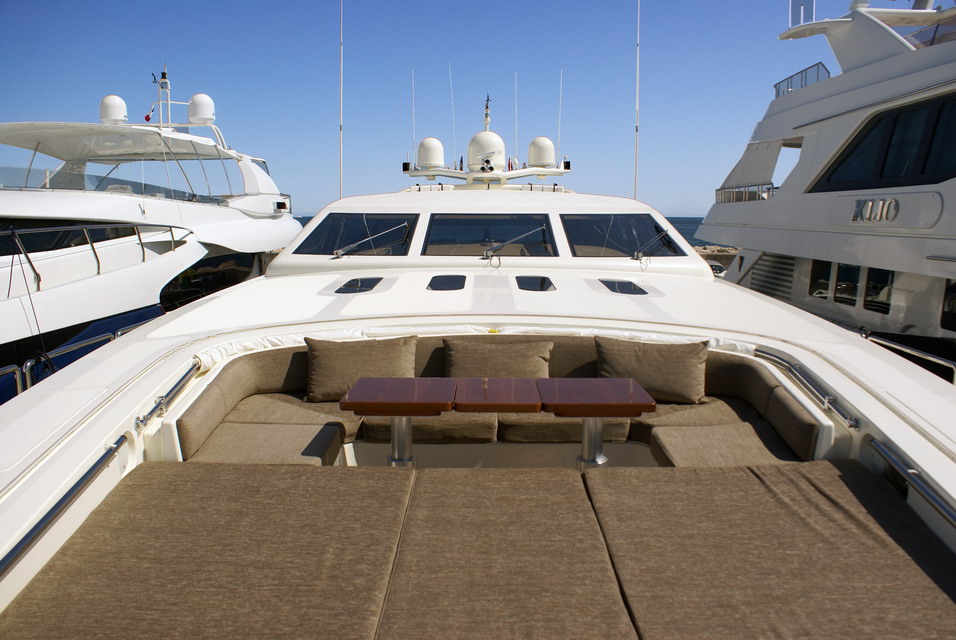 Yacht EOL B -  Foredeck Sunpads.jpg
