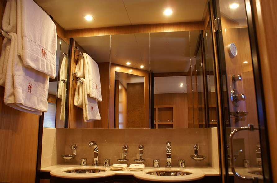 Yacht EOL B -  Master Ensuite.jpg