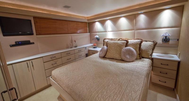 Yacht GOLDEN TOUCH - VIP Cabin.jpg