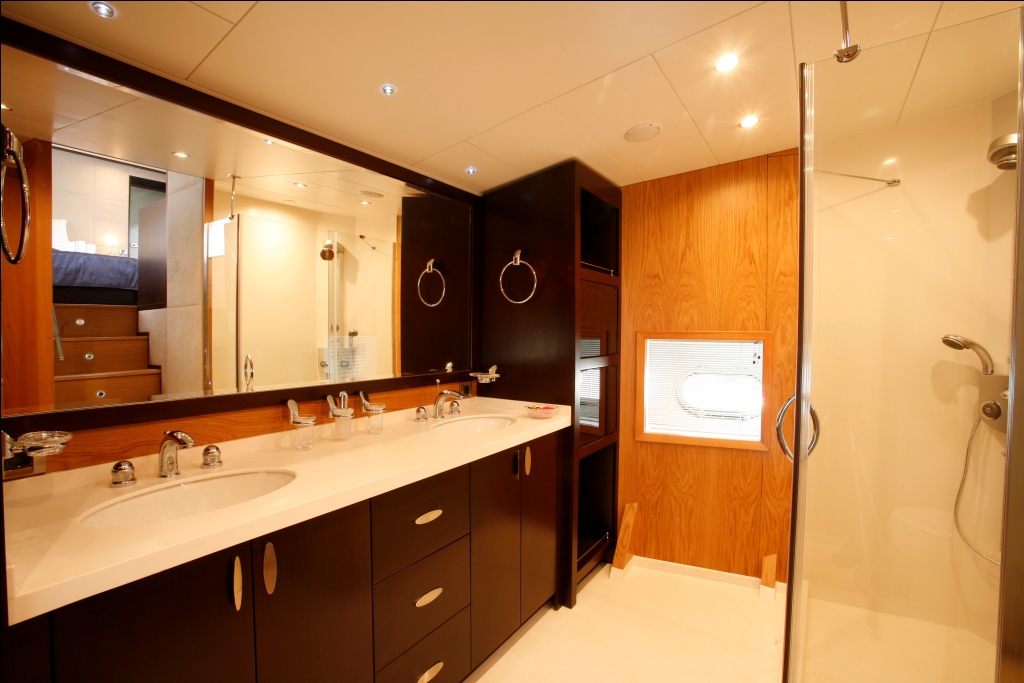 Yacht GRACE KELLY -  Master Ensuite.JPG