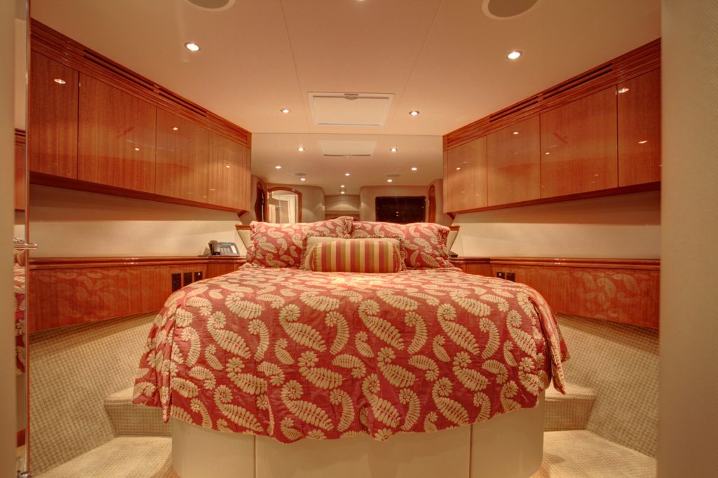 Yacht ISLAND COWBOY -  VIP Cabin.jpg