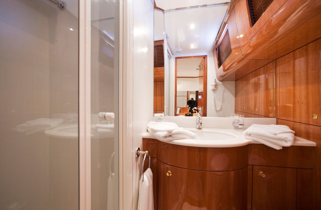 Yacht JINA 1 -  Guest Ensuite.jpg