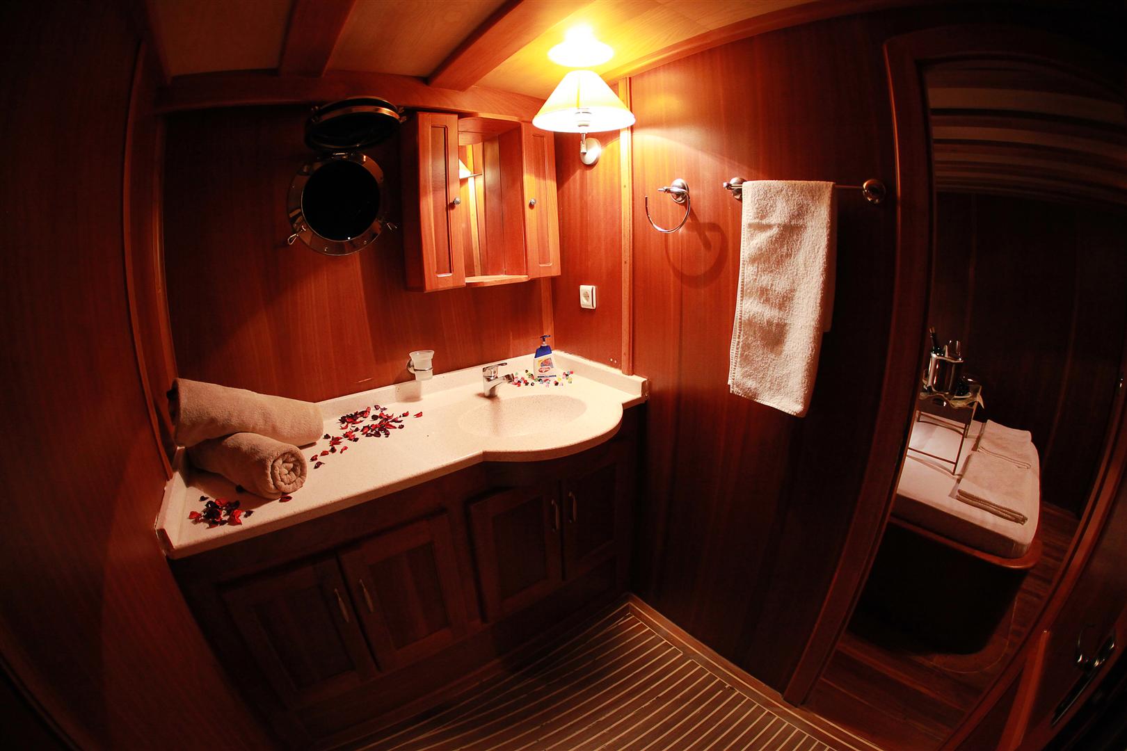 Yacht JUNIOR ORCUN -  Guest Ensuite 2.JPG