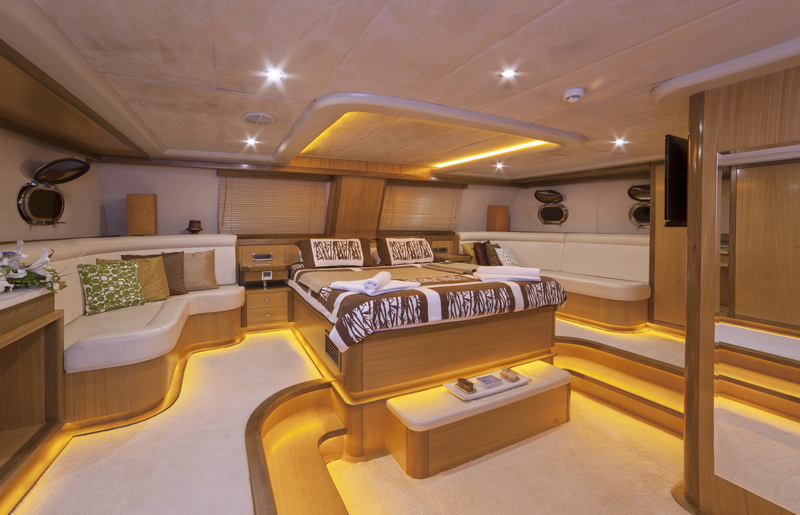 Yacht JUSTINIANO - 004.jpg