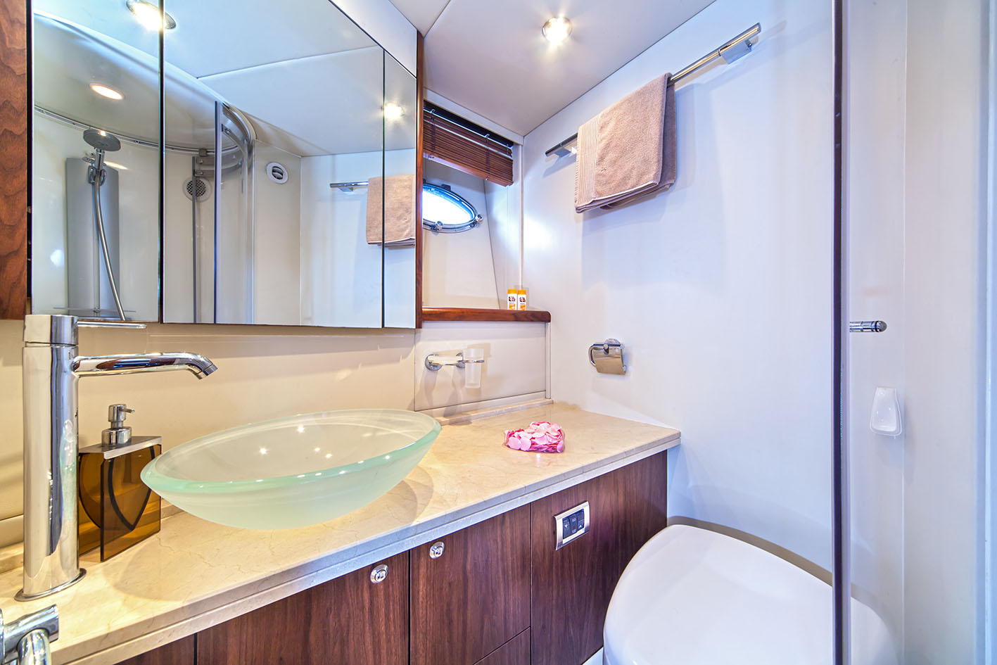 Yacht KATARINA III -  Guest Ensuite.jpg