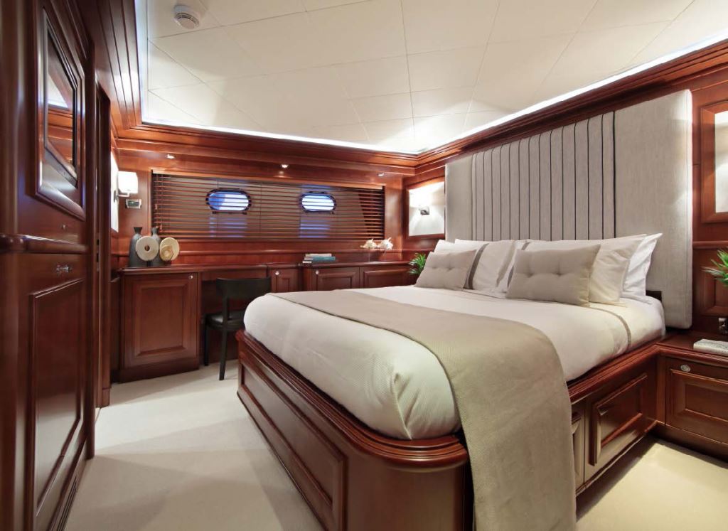 Yacht LADY SOUL -  Queen Cabin.jpg