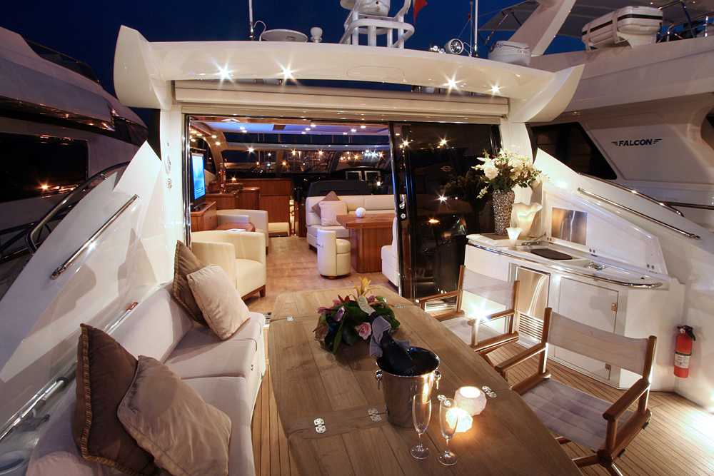 Yacht LADY T -  Cockpit.jpg