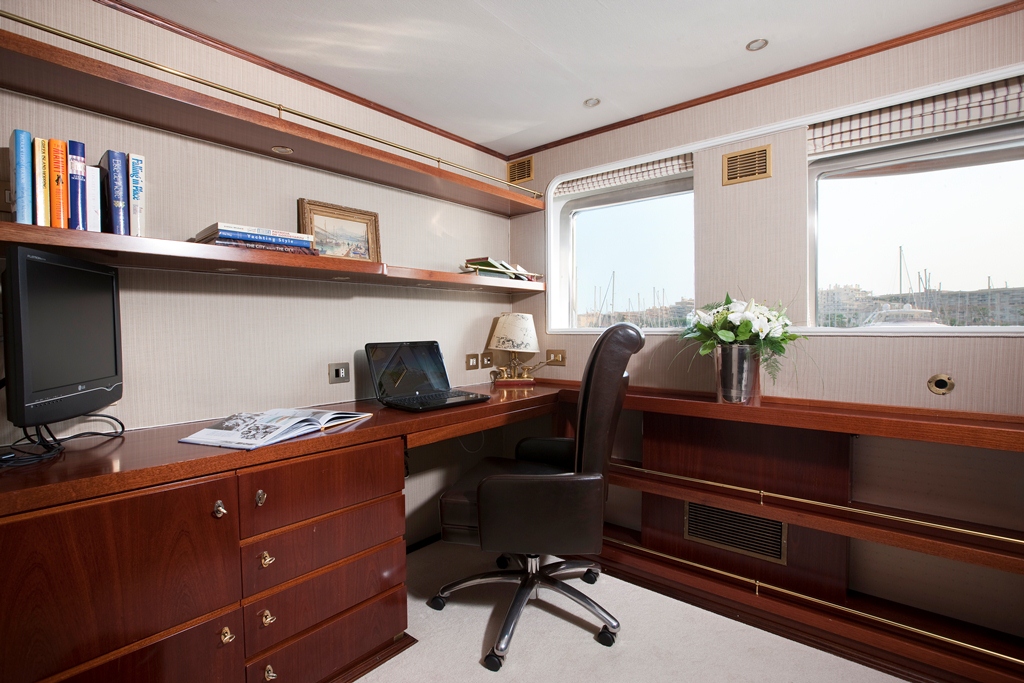 Yacht LALIBELA -   Office.jpg