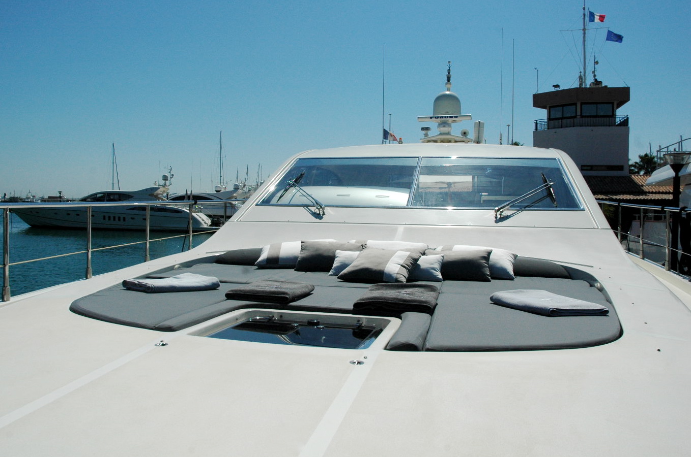 Yacht LAST CHANCE -  Foredeck.jpg