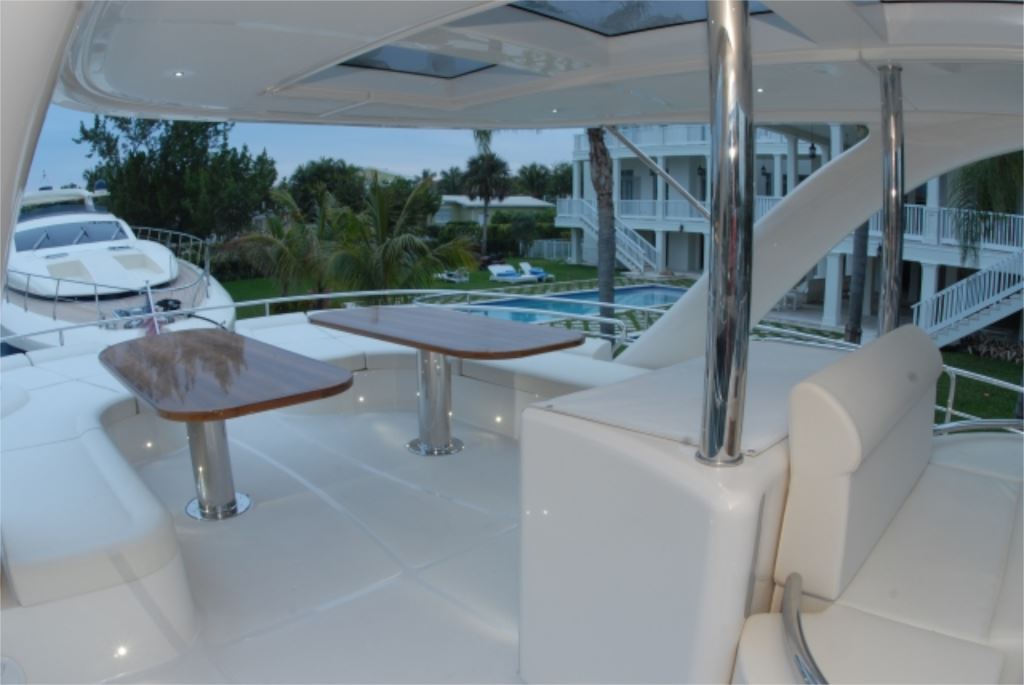 Yacht LEGEND AND SOUL -  Flybridge Dining.jpg