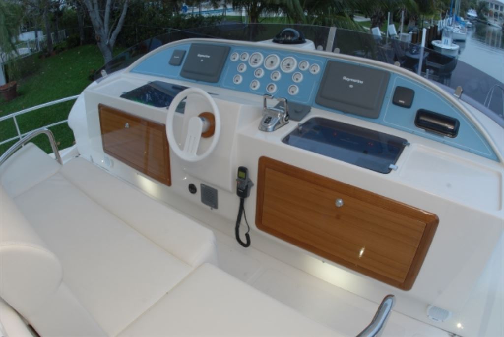 Yacht LEGEND AND SOUL -  Flybridge.jpg