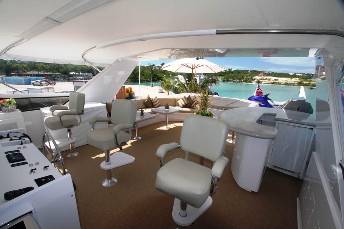 Yacht LOOSE ENDS -  Flybridge.jpg