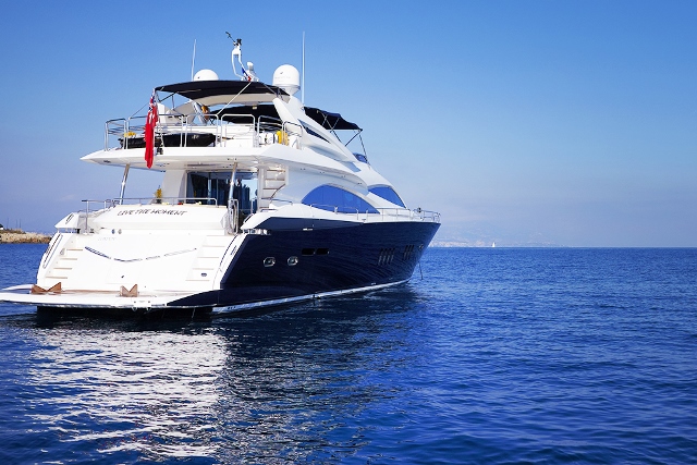 Yacht Live the Moment - Stern.jpg