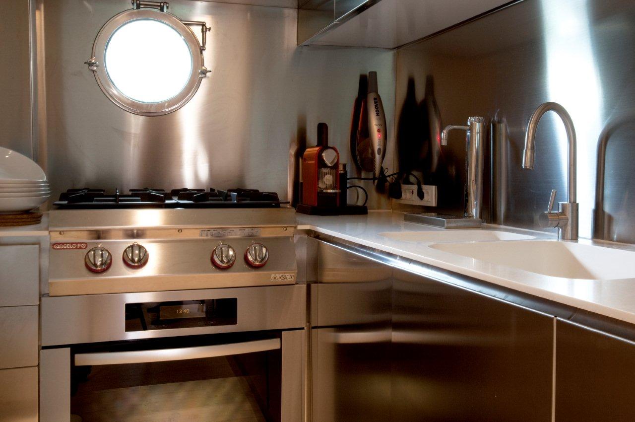 Yacht MASTIFF -  Galley.jpg