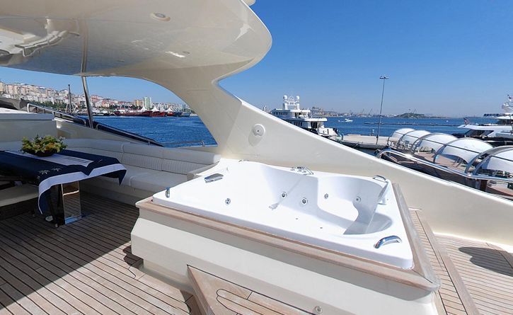 Yacht MERVE - Jacuzzi.jpg