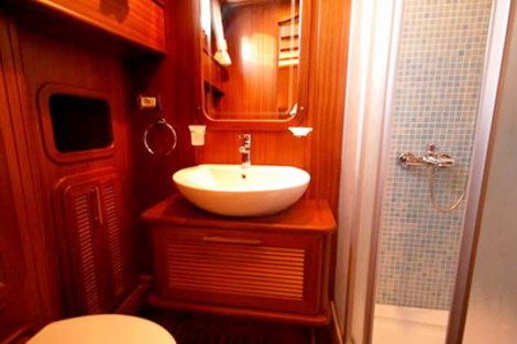 Yacht MIKADO -  Guest Ensuite.jpg