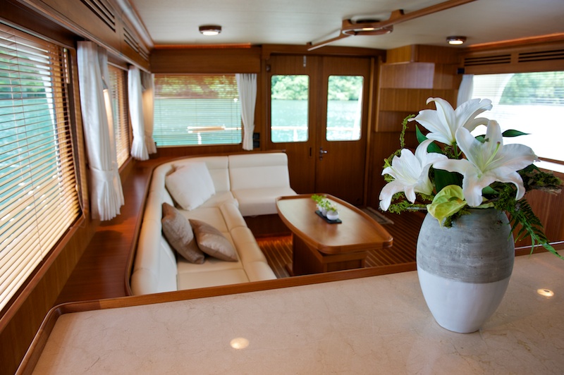 Yacht MISS KULANI -  Salon looking Aft.jpg