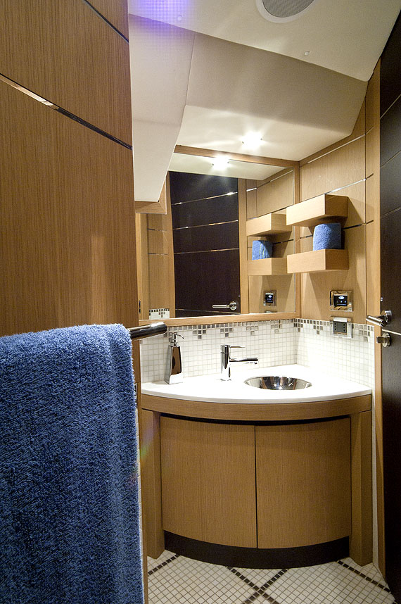 Yacht MISTRAL 55 -  Day Head.jpg