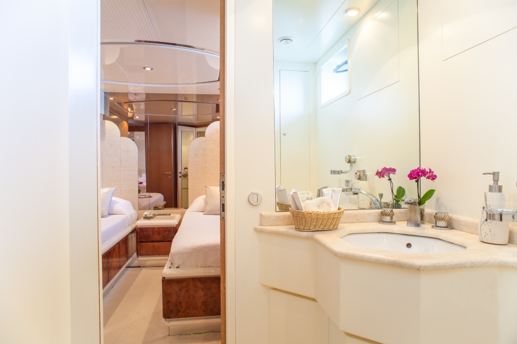 Yacht MOONDANCE - Ensuite.jpg