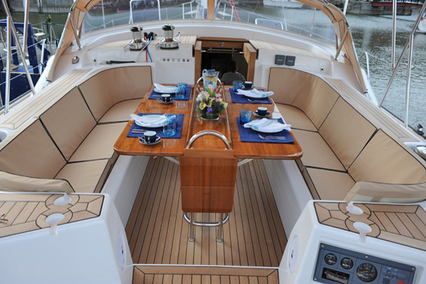 Yacht MORE MAGIC -  Cockpit.jpg