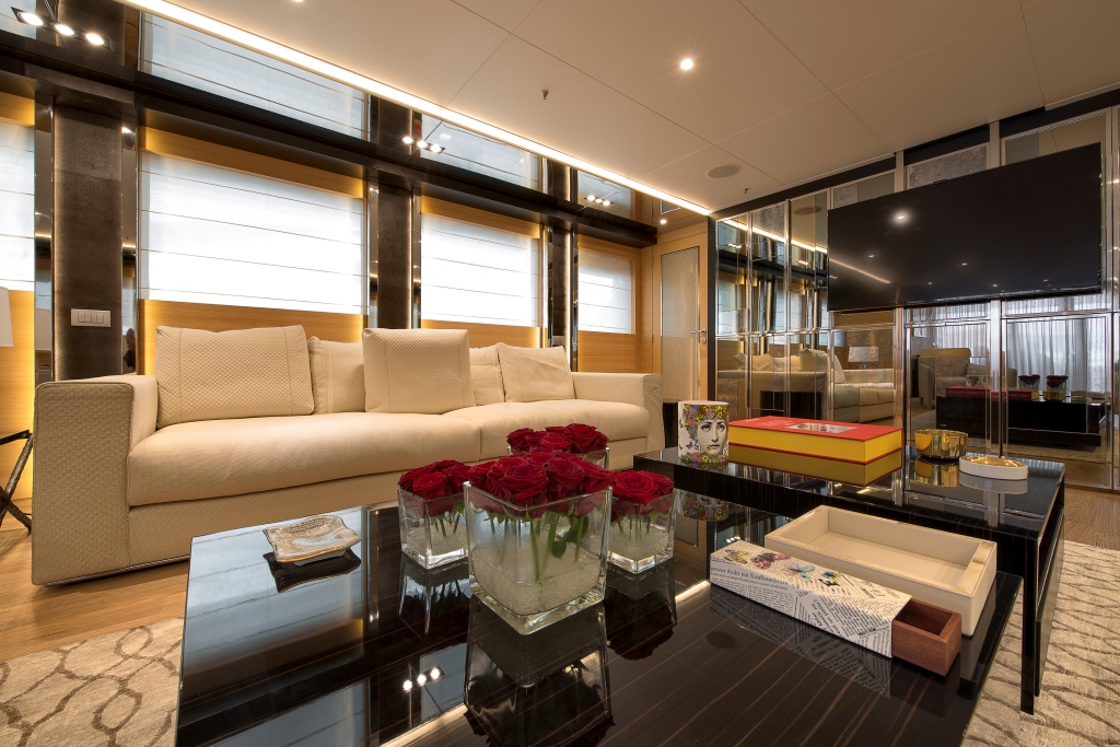 Yacht MY DARLINGS - Salon seating.jpg