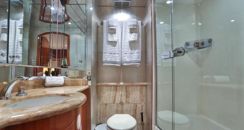 Yacht NO COMPLAINTS - Guest Ensuite 2.jpg