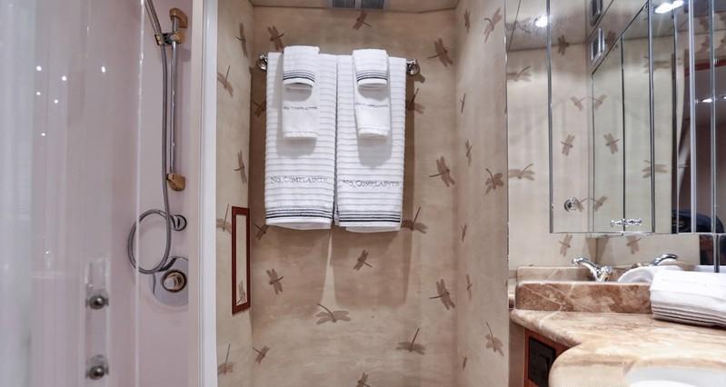 Yacht NO COMPLAINTS - Guest Ensuite.jpg