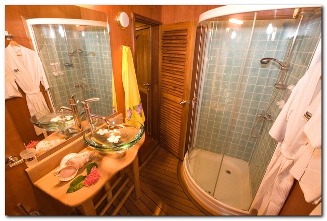 Yacht OCEAN DIVINE -  Guest Ensuite.jpg
