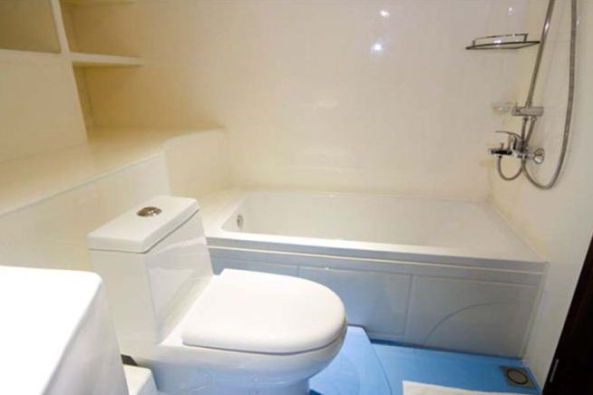 Yacht OCEAN SAPPHIRE -  Family Cabin Bathroom.jpg