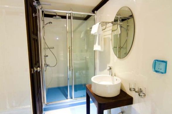 Yacht OCEAN SAPPHIRE -  Twin Cabin Ensuite.jpg