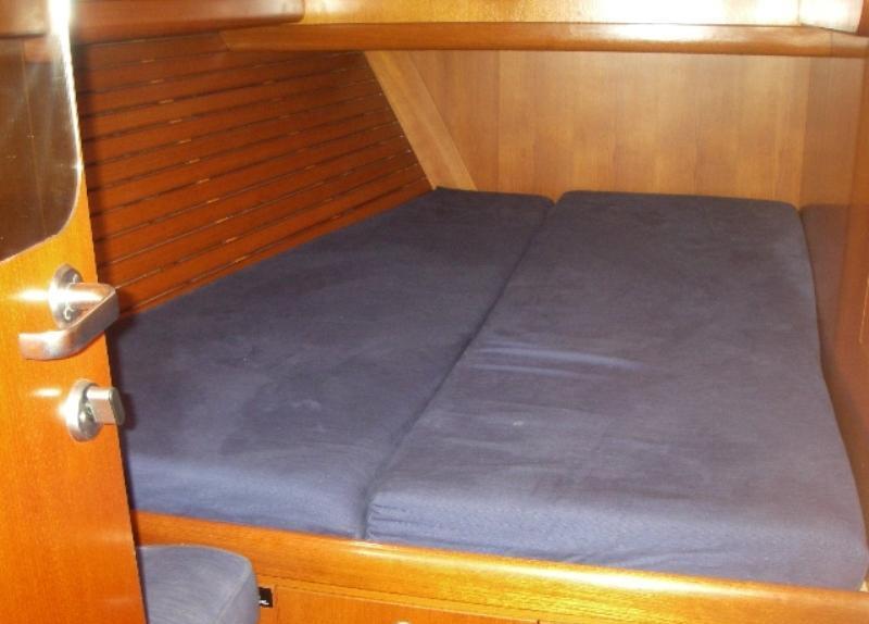 Yacht OLIVIA LEE -  Guest Cabin 2.jpg