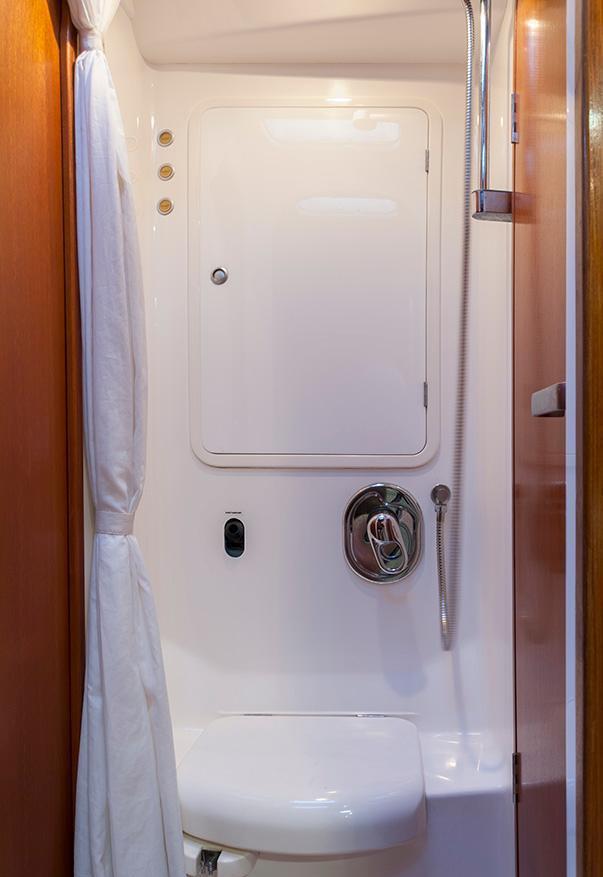 Yacht OLIVIA LEE -  Guest Shower.jpg