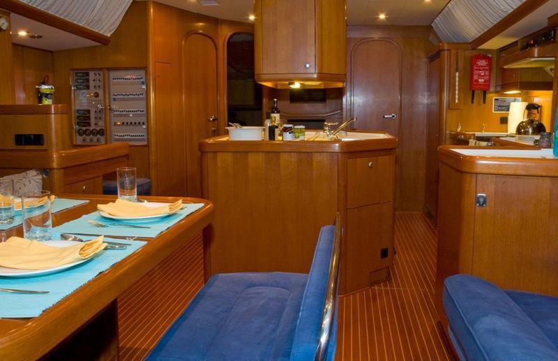 Yacht OLIVIA LEE -  Salon.jpg