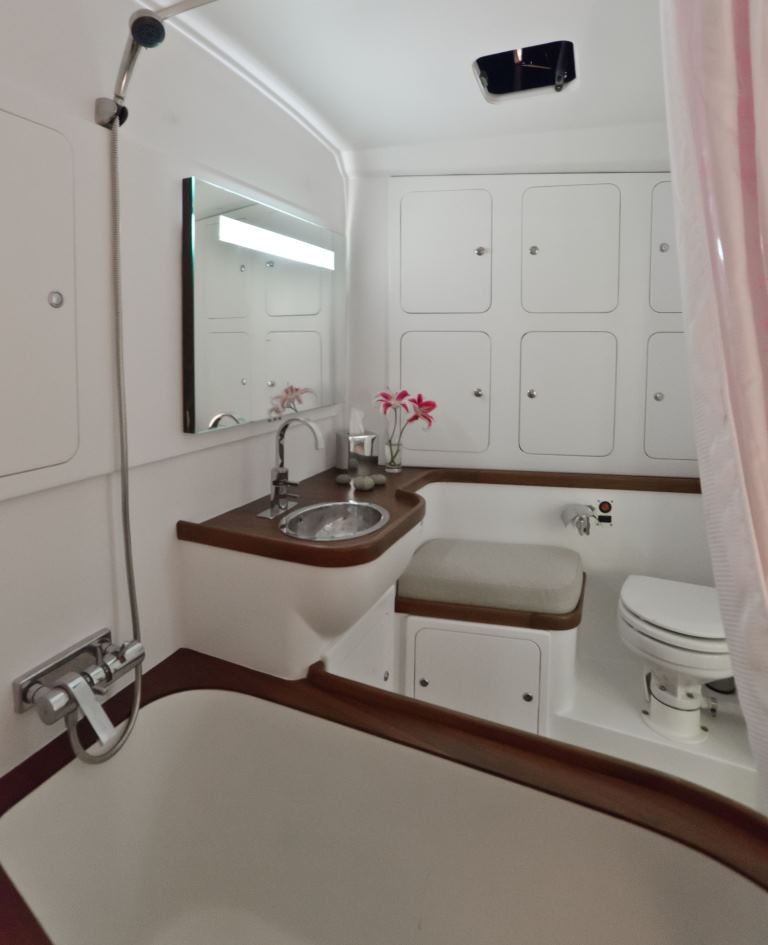 Yacht SAFARA -  Master Ensuite.jpg