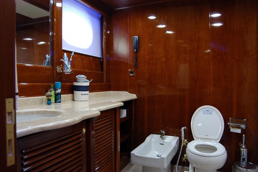 Yacht SEA DREAM - Guest ensuite.jpg