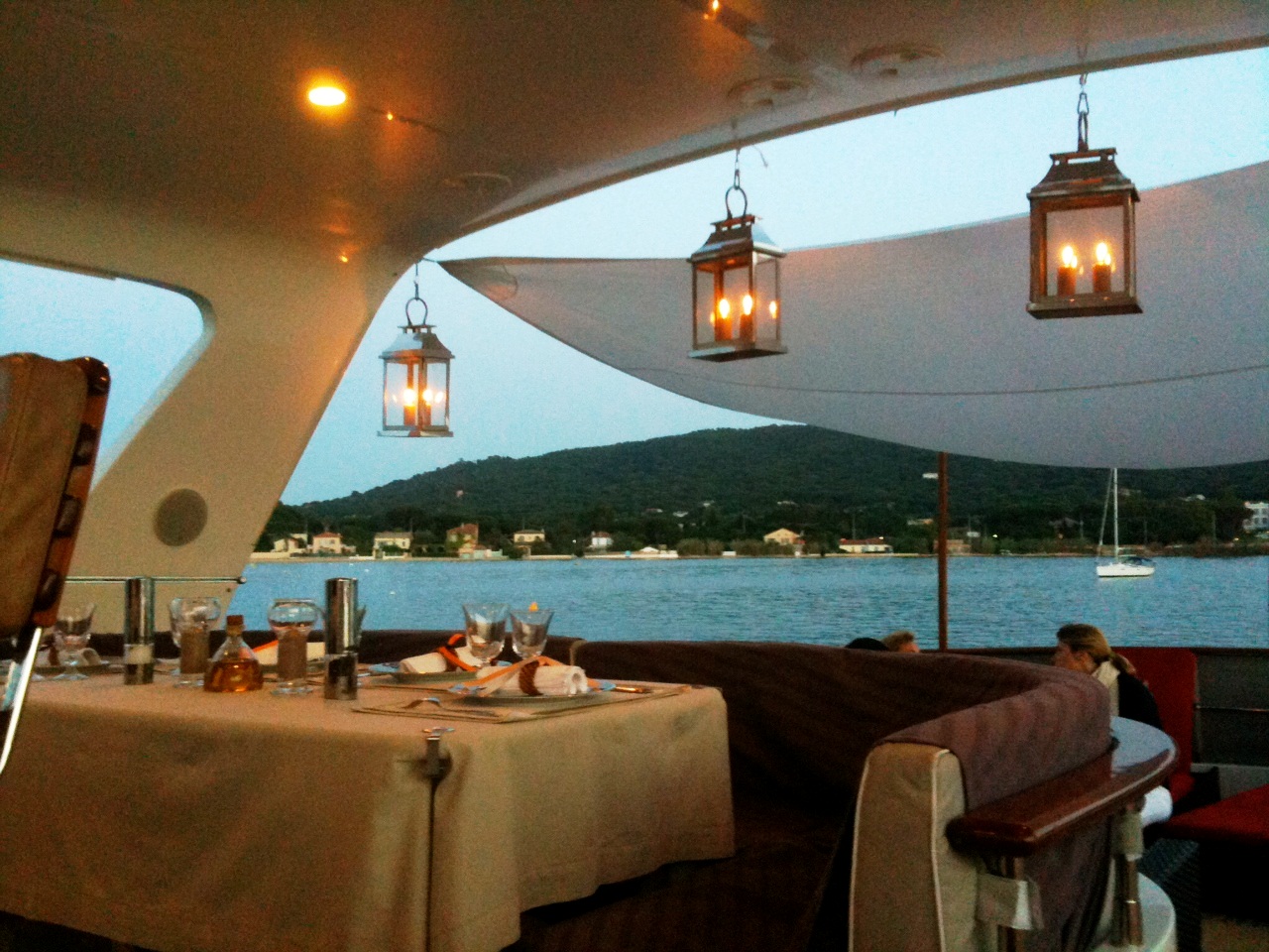 Yacht SILVER FOX -  Flybridge Al Fresco Dining.jpg