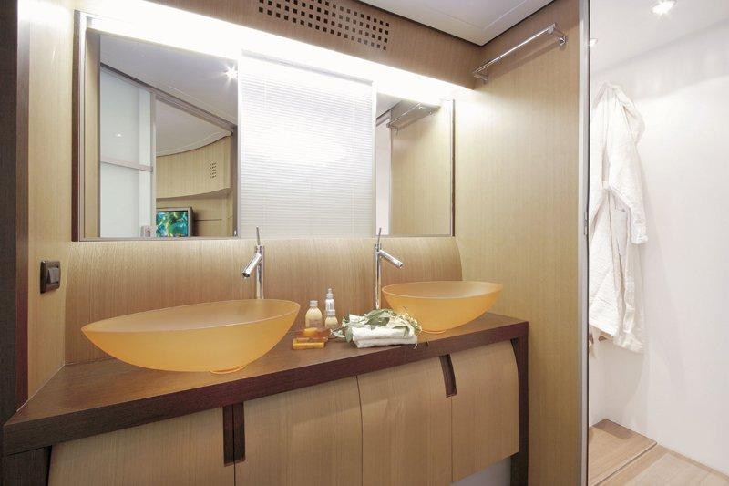 Yacht SOLARIS -  Guest Ensuite.jpg