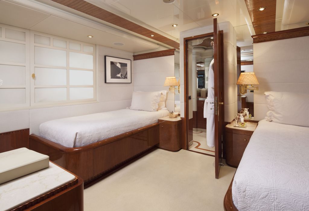 Yacht STARFIRE -  Twin Cabin.jpg