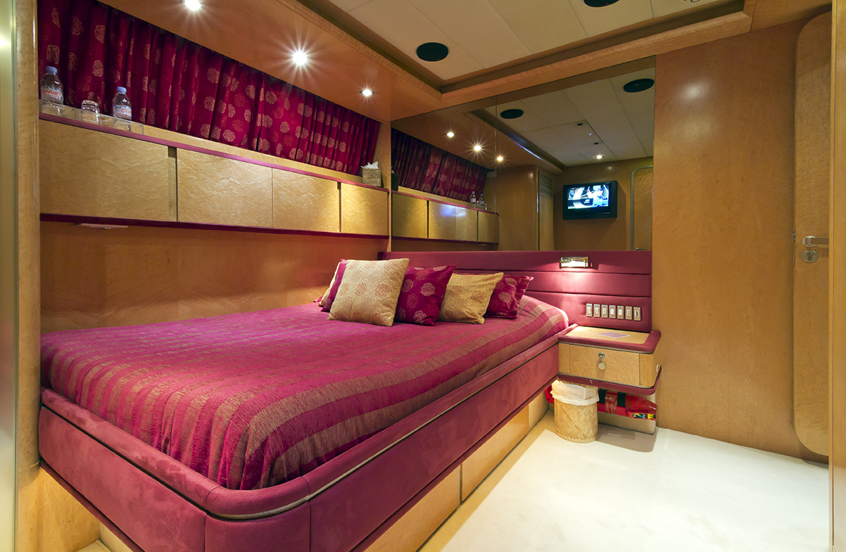 Yacht SUNLINER X -  Queen Cabin.jpg