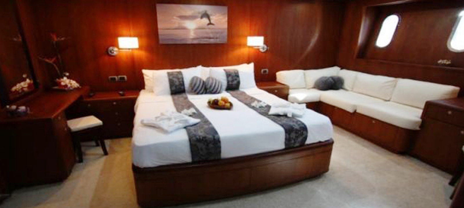 Yacht Seven Spices -Dolphin suite.jpg