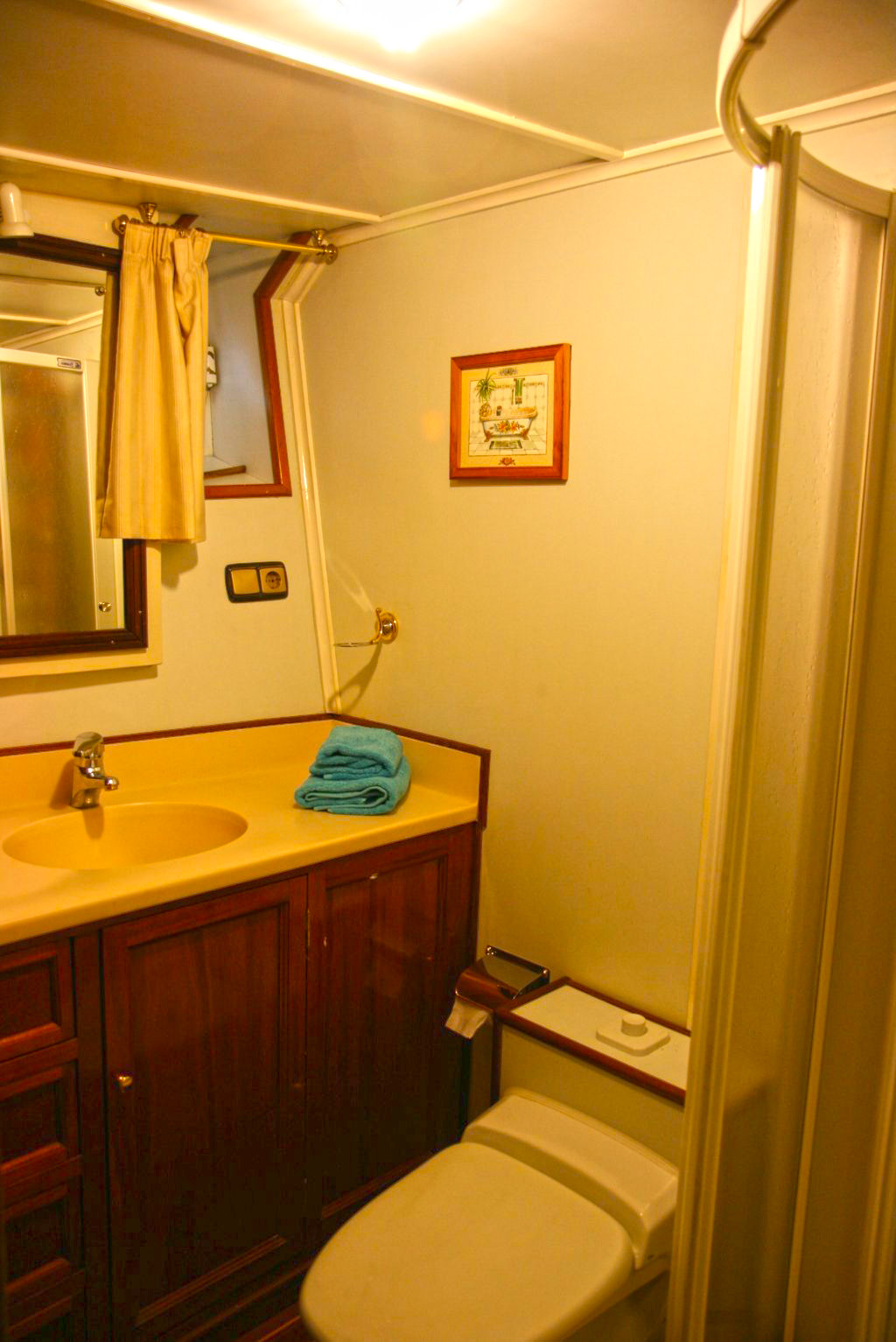 Yacht Southern Cross -  Bathroom.jpg