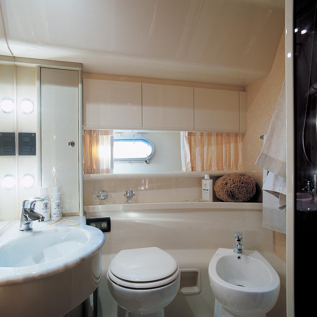 Yacht TIME OUT - Ensuite.jpg