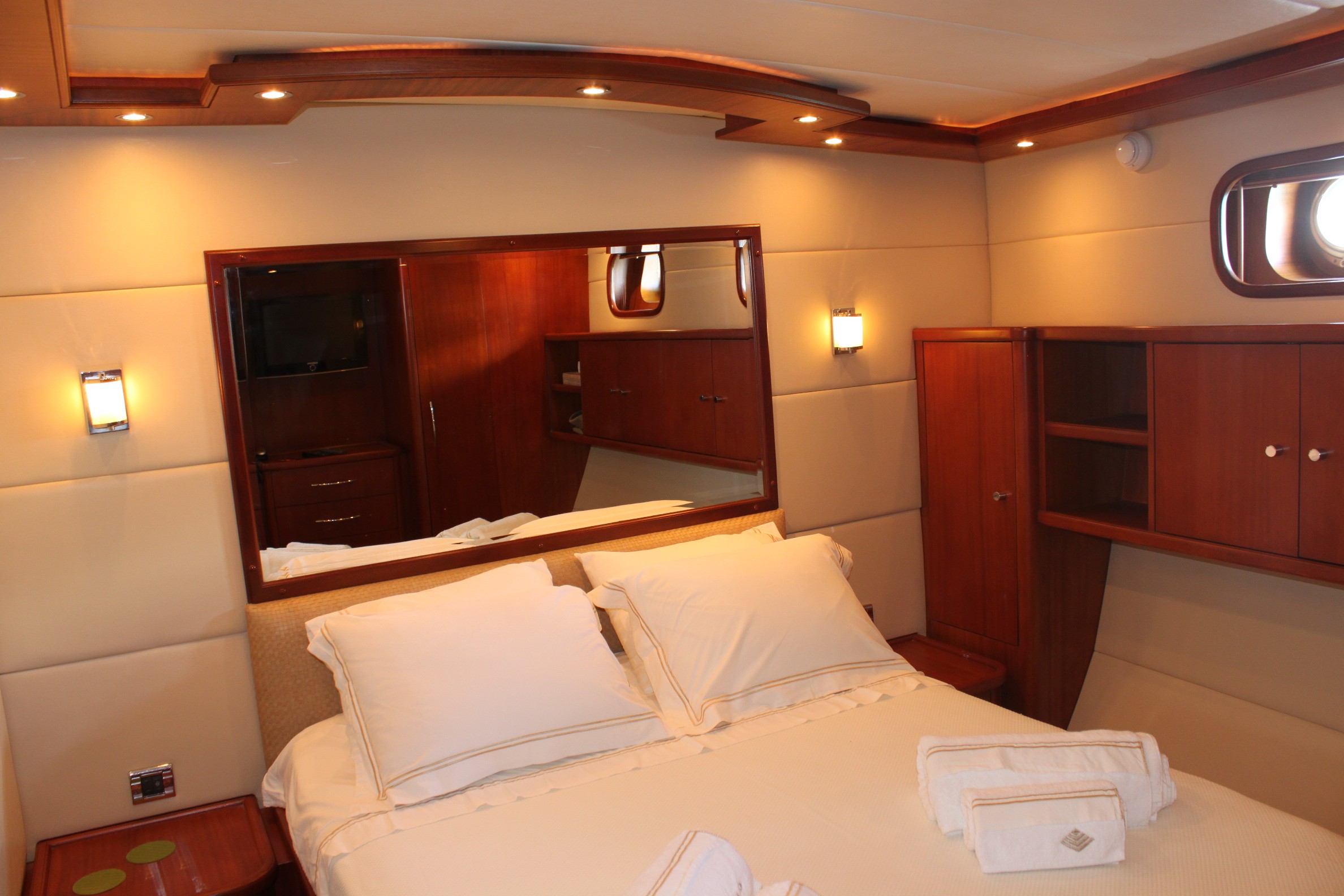 Yacht VANGUARD -  Guest Cabin 2.JPG