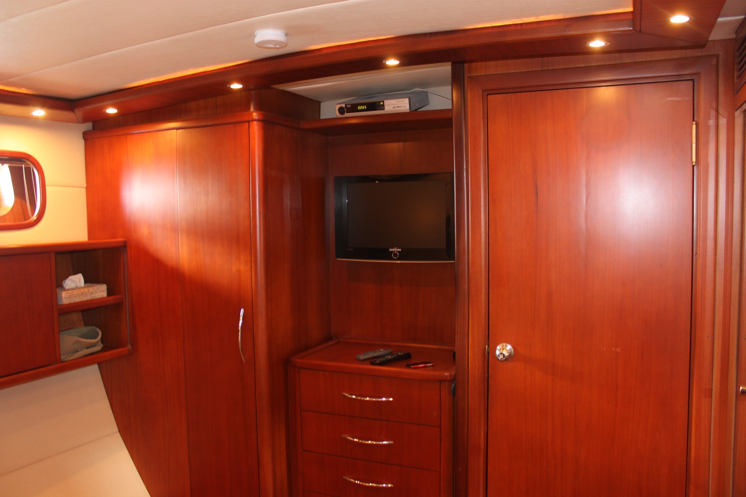 Yacht VANGUARD -  Guest Cabin 3.JPG