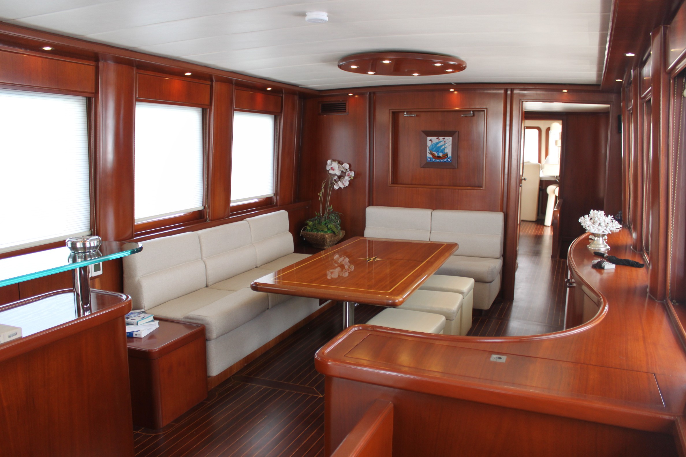 Yacht VANGUARD -  Main Salon looking foward.JPG