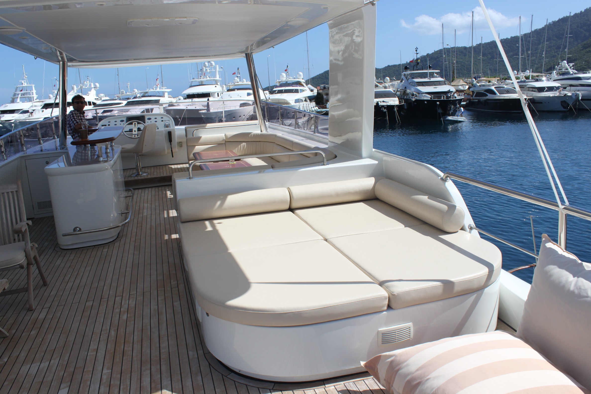 Yacht VANGUARD -  Sundeck Sunbed.JPG