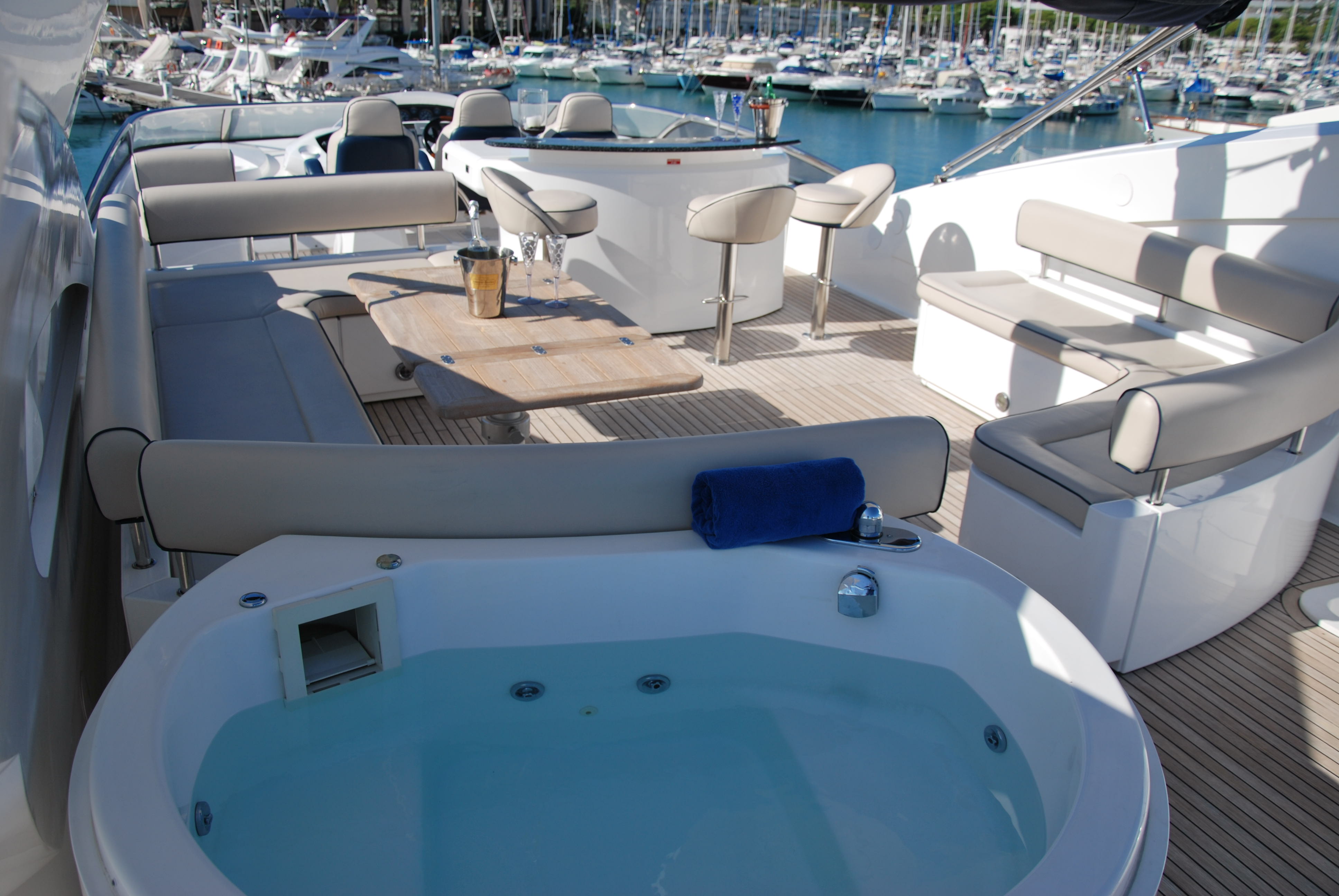 Yacht WINNING STREAK -  Flybridge Spa Pool.jpg