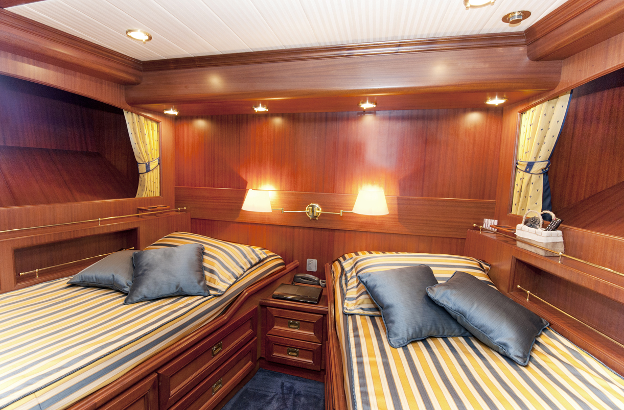 Yacht WOLF TWO -  Twin Cabin.jpg