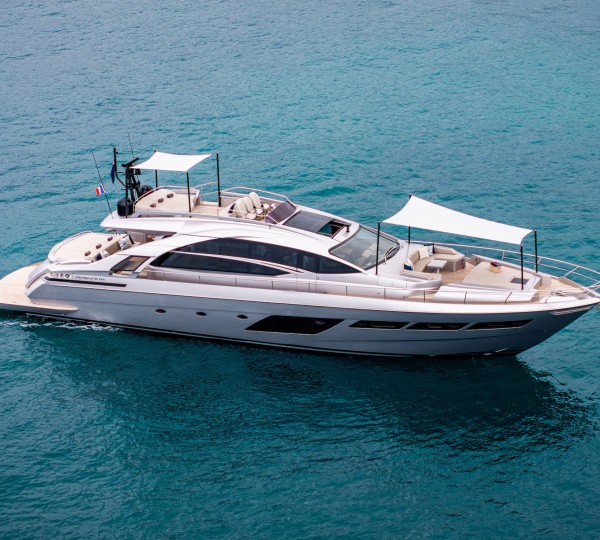 Fast and Agile Pershing 76 Motor Yacht FREE SPIRIT at full speed