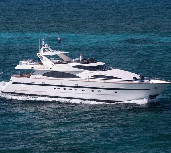 Thrilling ride aboard Superb Motor Yacht AZIMUT 77S
